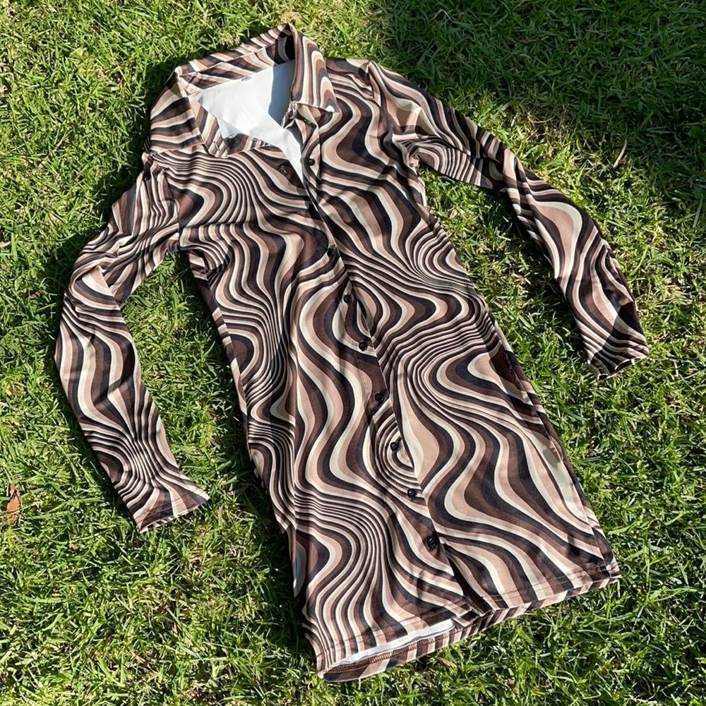 Button up wavy pattern dress